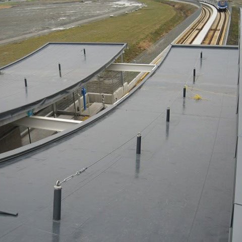 Engineered horizontal lifeline system for rooftop fall protection